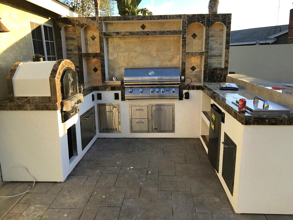 🍴🏡 The heart of your home is moving outdoors! Our BBQ Islands redefine outdoor living by bringing the kitchen to the heart of your backyard. How has your outdoor kitchen transformed your home life? Share your story! #HeartOfTheHome #OutdoorLiving #BBQTransformation