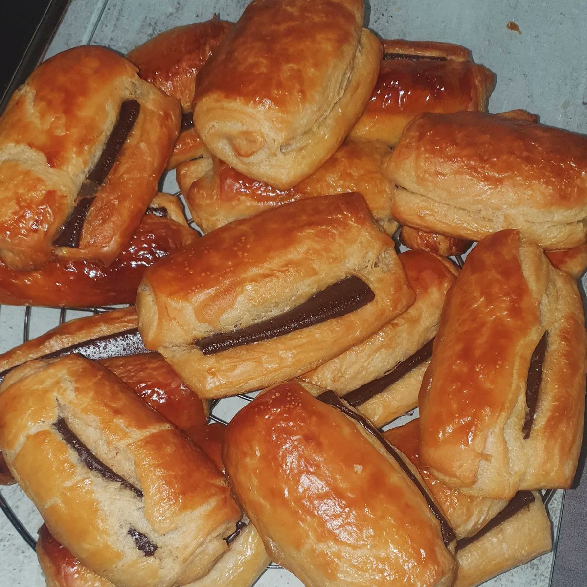 quooking's tweet photo. Pour bien clôturer ce week-end, voici mes premiers pains au chocolat réalisés avec un pâte feuilletée faite maison pour l'occasion ! 🍫
En tout cas pour une première, je me suis régalé (et mis le double de chocolat 🤭)

#painsauchocolat #patefeuilletee #chocolat #breakfast https://t.co/jCd4rAcs35