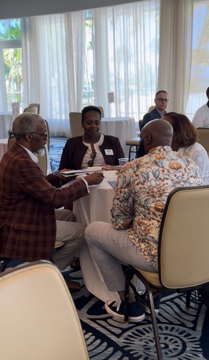 Check out IEI's speed networking session where we connected LEAD Students with Members to exchange insights, ideas, and experiences in the field of education. What a valuable opportunity to expand our network and collaborate with like-minded professionals. #ieifamily