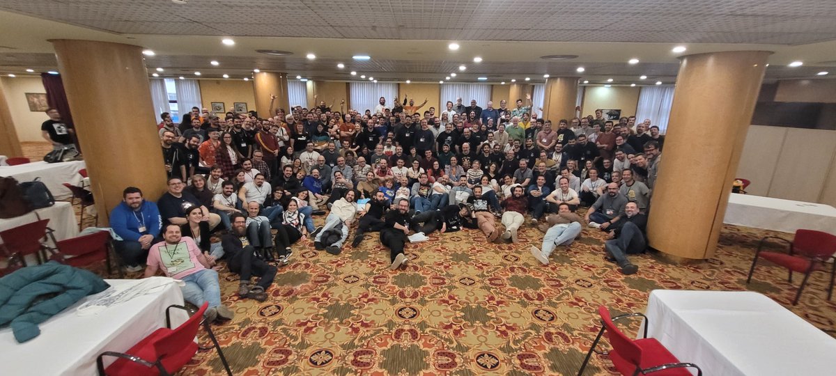 oscaresasi's tweet photo. Foto de grupo del Protos y Tipos de este año y cada vez más lejana para poder encuadrar a tanta gente😝 Un evento ineludible para quien cree juegos de mesa, editoriales, canales de divulgación, testers... Eventazo! #PyT24 https://t.co/jA9IorSu0H