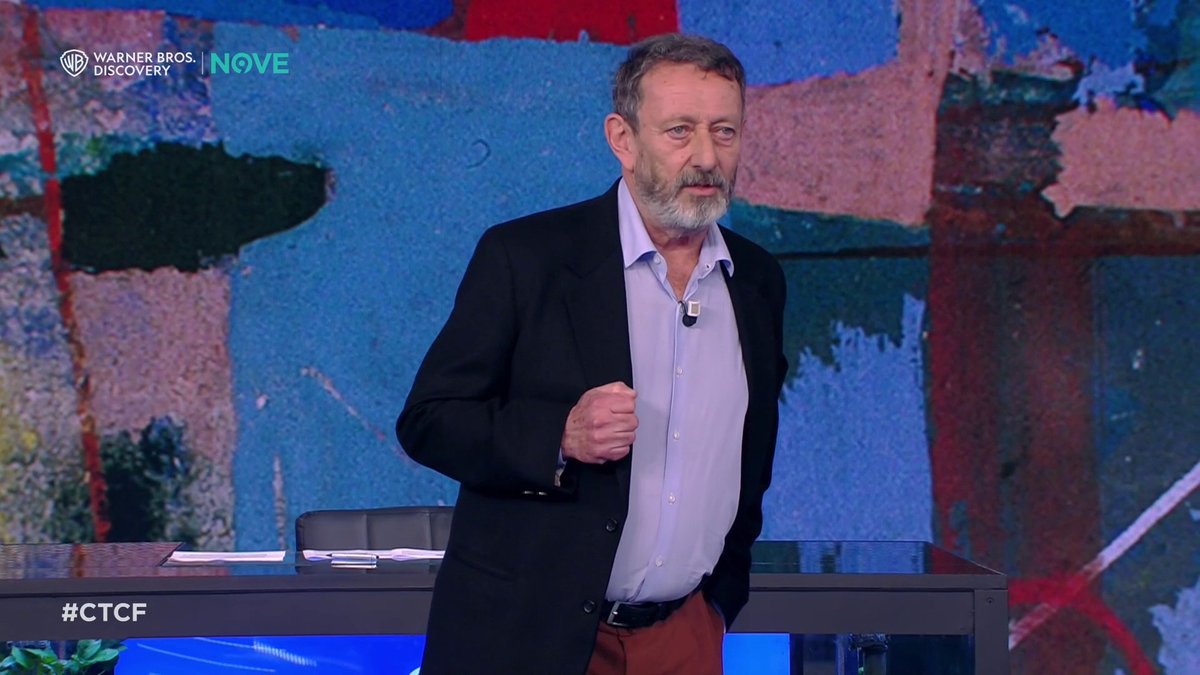 chetempochefa's tweet photo. "Mangia italiano, vesti italiano, le eccellenze italiane tirate in ballo ogni secondo, mai che si dica “questa è una normalità italiana”, macché, tutte eccellenze. Il governo ha anche lanciato un nuovo liceo patriottico che si chiama liceo del Made in Italy. Oh yeah. Risultato non eccellente, pochissimi iscritti in tutta Italia, forse non se ne sentiva la mancanza, ma il governo non recede. Il processo di italianizzazione dell’Italia non tollera battute di arresto. Italiani! Dovete convincervi di essere Italiani! Lo sapevamo già, grazie.

Volere bene al proprio Paese, ai posti dove si vive, alla gente che ci abita, è la cosa più naturale del mondo. Se fossi nato a Madrid mi sentirei spagnolo, se fossi nato a Shangai mi sentirei cinese, eccetera. Ma quando si trasforma una circostanza anagrafica in una questione di orgoglio non richiesto, o peggio di supremazia, un poco bisogna preoccuparsi. Il nazionalismo è il motore di tutte le guerre. Putin dice che l’Ucraina altro non è che un pezzo di Russia che si è dimenticato di esserlo. Per convincere gli ucraini di essere russi, li bombarda da due anni. I ministri della destra religiosa israeliana sono convinti che i confini di Israele fossero già scritti nella Bibbia da 3000 anni. I biblisti si aggiornino: la Bibbia si presta anche a una lettura catastale."

Michele Serra a #CTCF