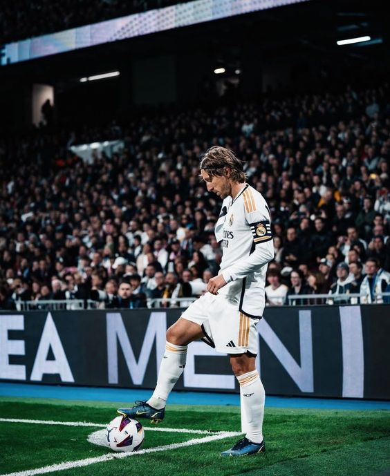 Luka Modric vs Celta Vigo: ▫️ 82 minutes ▫️ 118 touches ▫️ 95% passing accuracy ▫️ 8 key passes ▫️ 6 crosses ▫️ 5/5 long balls ▫️ 6/7 duels won ▫️ 6 interceptions ▫️ 4 tackles All-timer.