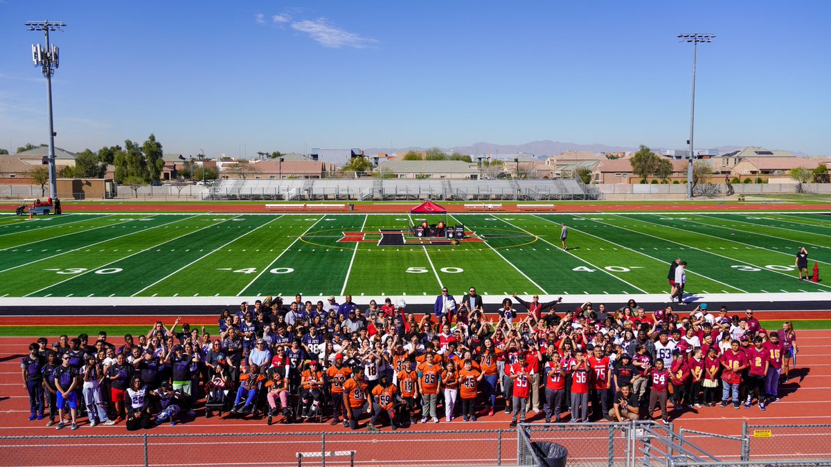 Community Tuesday 😁 Last week, we hosted a Youth Training Camp for 100 @SOArizona athletes alongside students from high schools around the valley!