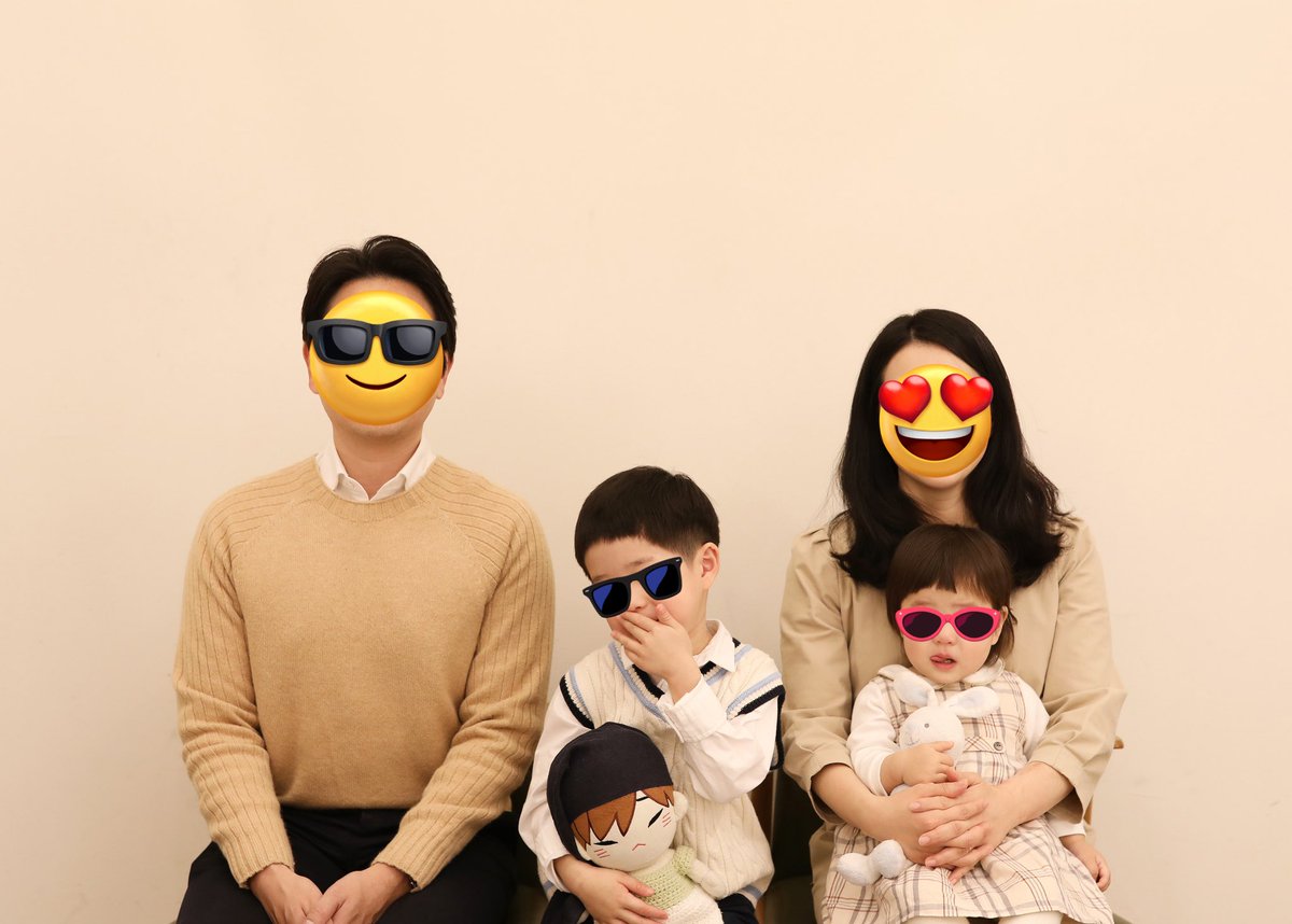 올해도 가족 사진 한장 남겼다.

우리 가족은 항상 이맘때 첫째가 첫돌을
맞이한 20년도부터 가족 사진 한장을 남긴다.

올해로 벌써 5장 째를 기록했다.

지금의 가족을 만나기까지 쉽지 않았다.

나의 어린시절의 가족과의 관계는 
불안함, 공포, 외로움으로 가득했고
이 감정들은 청년시절의