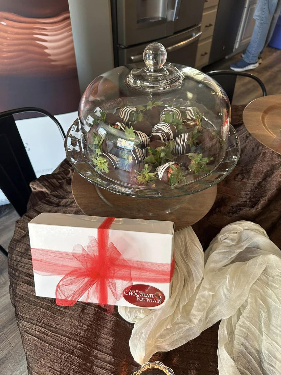 fwcfountain's tweet photo. Fort Wayne Chocolate Fountain was honored to be part of the Union 12 Bridal Event at their Columbia City facility.  After spreading out our Sunday best in the Bridal Suite, we were ready to meet our new brides, their families, and friends.  This event did not disappoint !! https://t.co/aXUCSy97ay