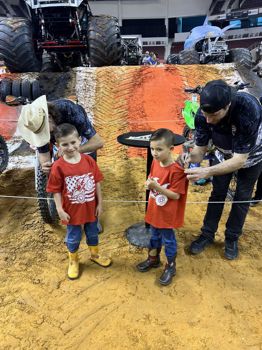 amiddlebrook24's tweet photo. @MonsterJam #monsterjam #pitpass https://t.co/j2zlcyXxx9