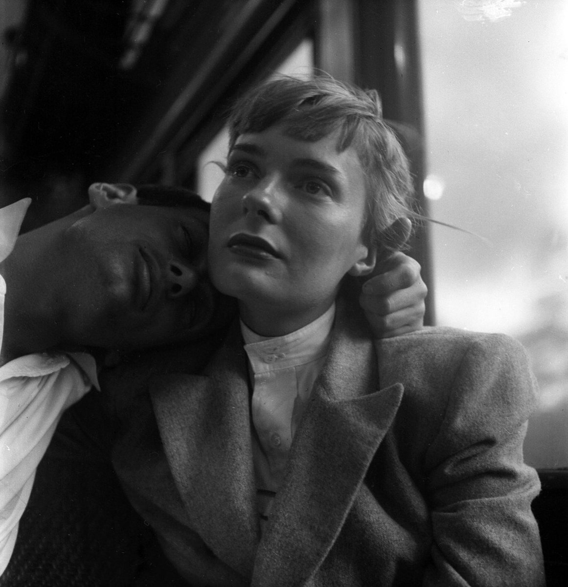 literlandweb1's tweet image. « Si has amado, si te han amado, sabrás en la vejez que ese fue el verdadero y poderoso lazo que te ató a la vida, el único que merece ser recordado»
Juan Marsé
📷Richard Avedon