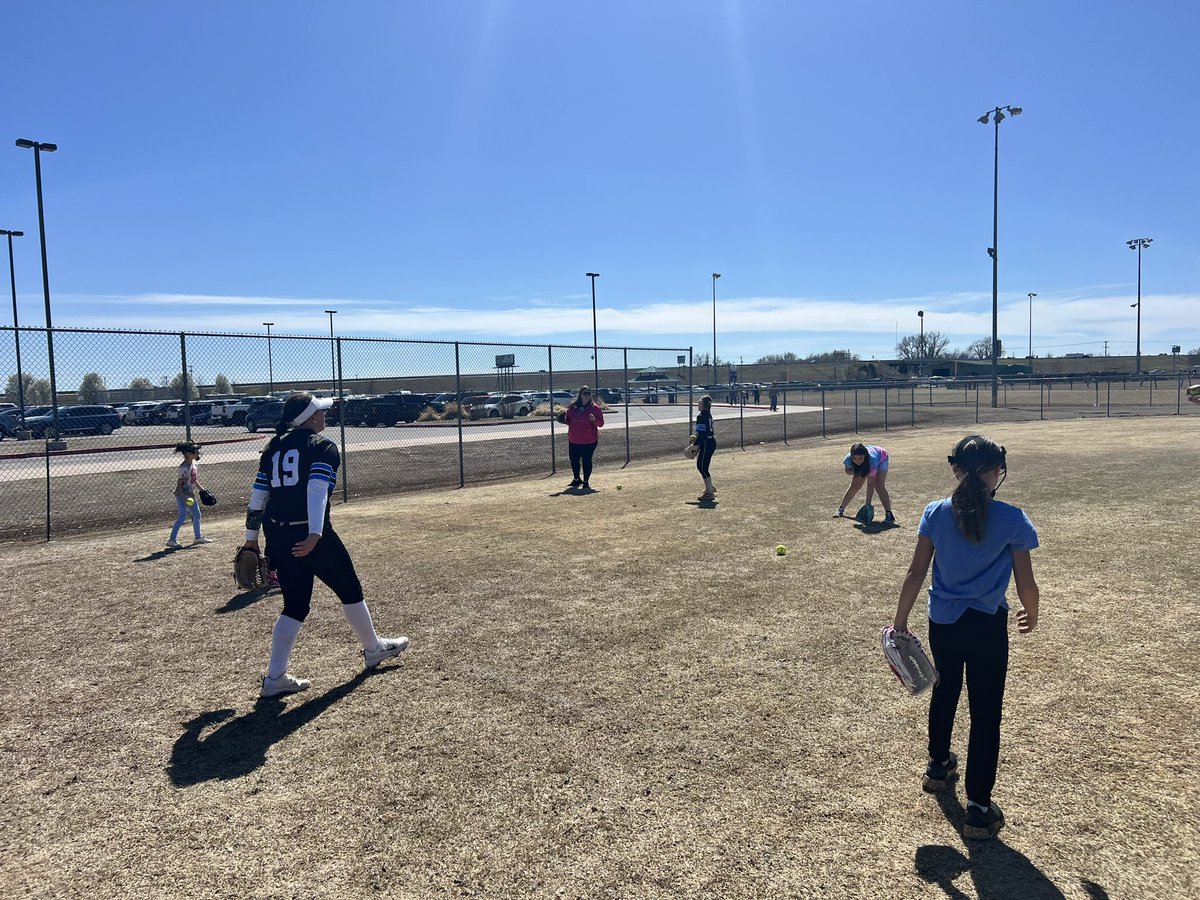 JustSoftbabofn's tweet photo. We took some time out of the day today at our tournament to hang out with some future ALL STARS 🥎 https://t.co/N9BSk2ptB8