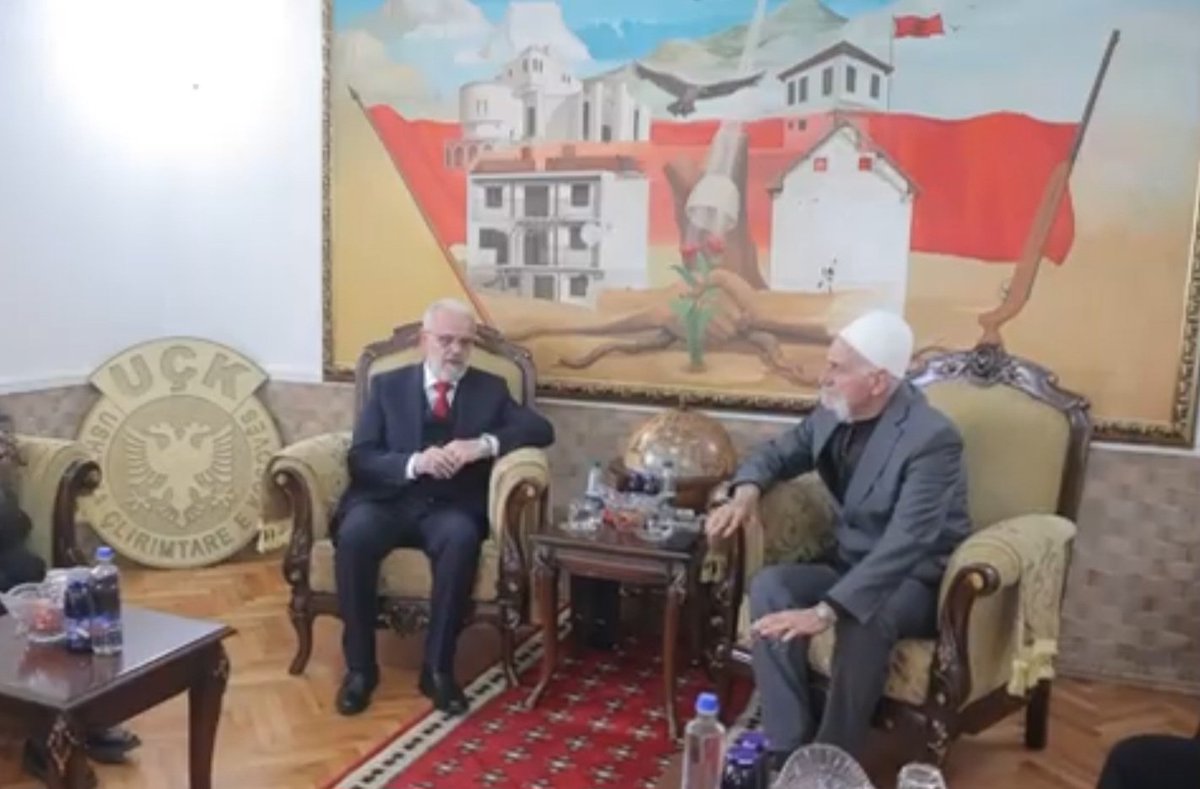 Како премиер се летнал во Косово да се поклони на нивниот борец за голема Албанија, Адем Јашари и да се слика пред амблеми на УЧК. Нели пошто на албанциве во 🇲🇰 тоа им фали.

И Абазовиќ беше премиер на Црна Гора па никогаш не му текна да оди на вакви приватни екскурзии.

#ФалаСДС