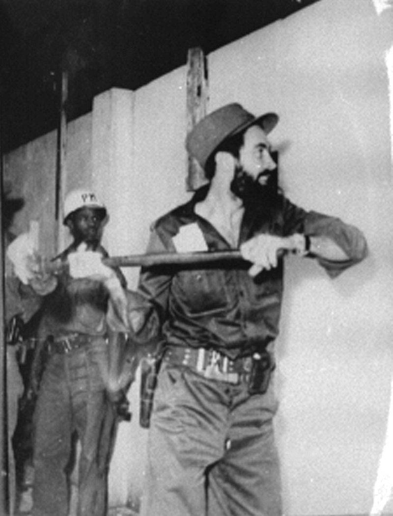 roberticopp's tweet photo. 10 de Marzo de 1959. 
“Finalizados estos 7 años de luto y sangre el pueblo representado por el Ejército Rebelde derriba esos muros, residuos de esa tiranía: Otra posta más. Territorio Libre de Cuba.
Camilo Cienfuegos”.
#DeZurdaTeam https://t.co/fv1KifrwgX