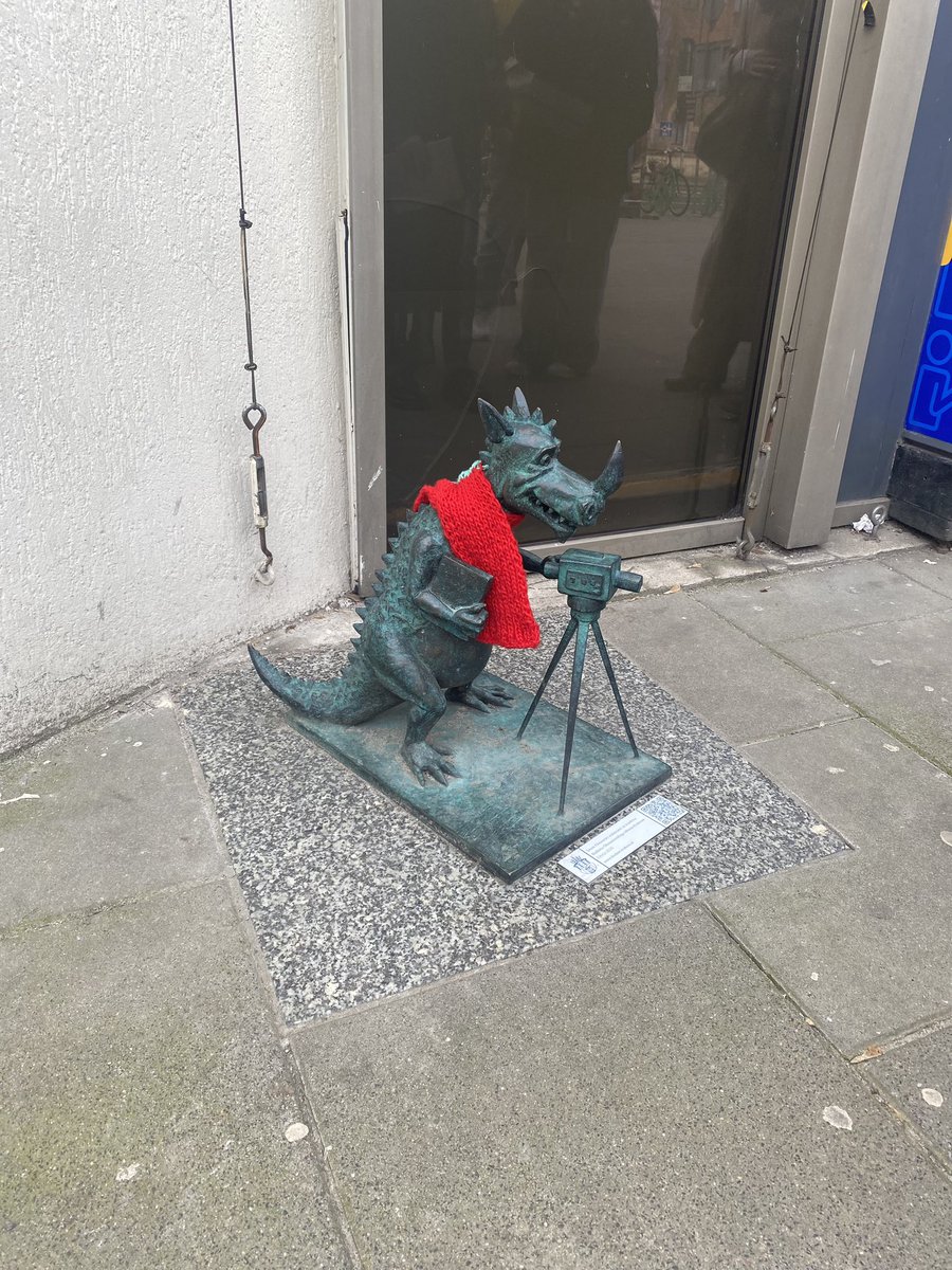 Кто-то надел на дракона шарф, чтобы не мерз🌚. Дракон - символ Кракова. В каком прекрасном городе я живу.