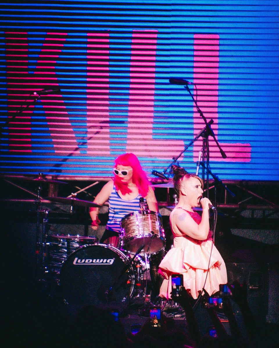 💥 ¡Revive el histórico debut de @theebikinikill en Chile! 🎸🔥 Lee nuestra reseña y disfruta de la galería completa en nuestra web. Descubre la energía única de este icónico grupo de Riot Grrrl y su impacto en la cultura. 🤘🚺👉🏼 acortar.link/G7gWmE 📝Ilse Farías 📸…