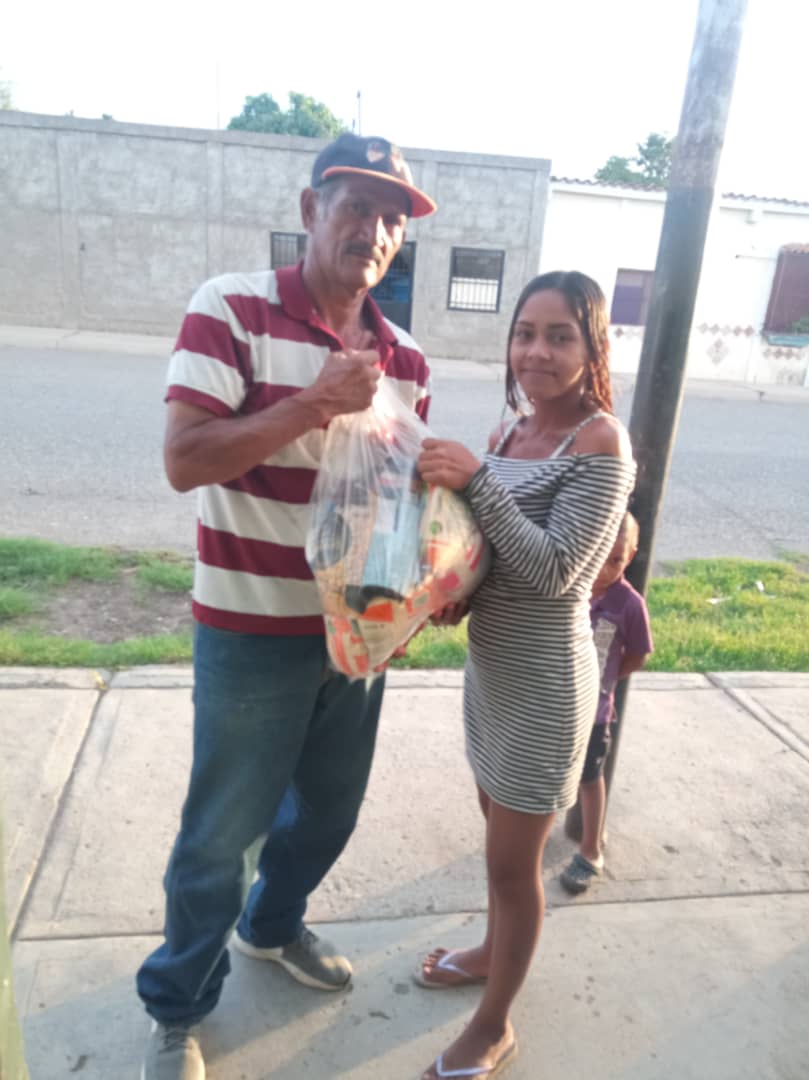 #10marzo Seguimos comprometidos con nuestros municipios Torres, gracias a nuestro Presidente <a href="/NicolasMaduro/">Nicolás Maduro</a> hoy se atendieron las comunas Ricardo Arroyo y Pedro León Torres con 6672 combos Clap.
#PuebloMaduroAvanza
#SoyComunicadorClap <a href="/AdolfoP_Oficial/">Adolfo Pereira Gobernador</a>