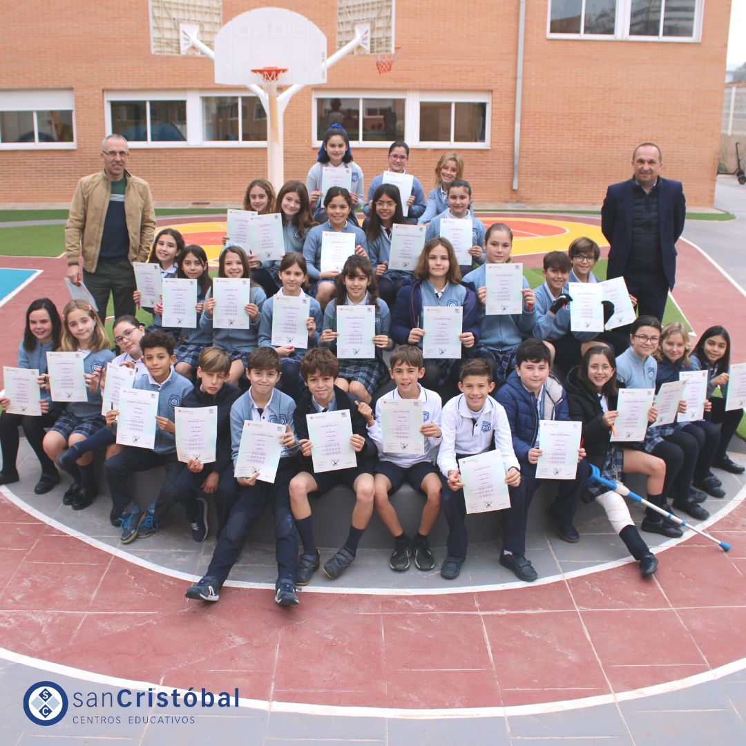 ¡Enhorabuena al alumnado de 4º de Primaria del Colegio San Cristóbal por obtener sus certificados Movers de Cambridge English Qualifications! 🎉👏 Estamos muy orgullosos de vuestro esfuerzo y dedicación. ¡Seguid brillando y alcanzando nuevas metas! 🌟📚