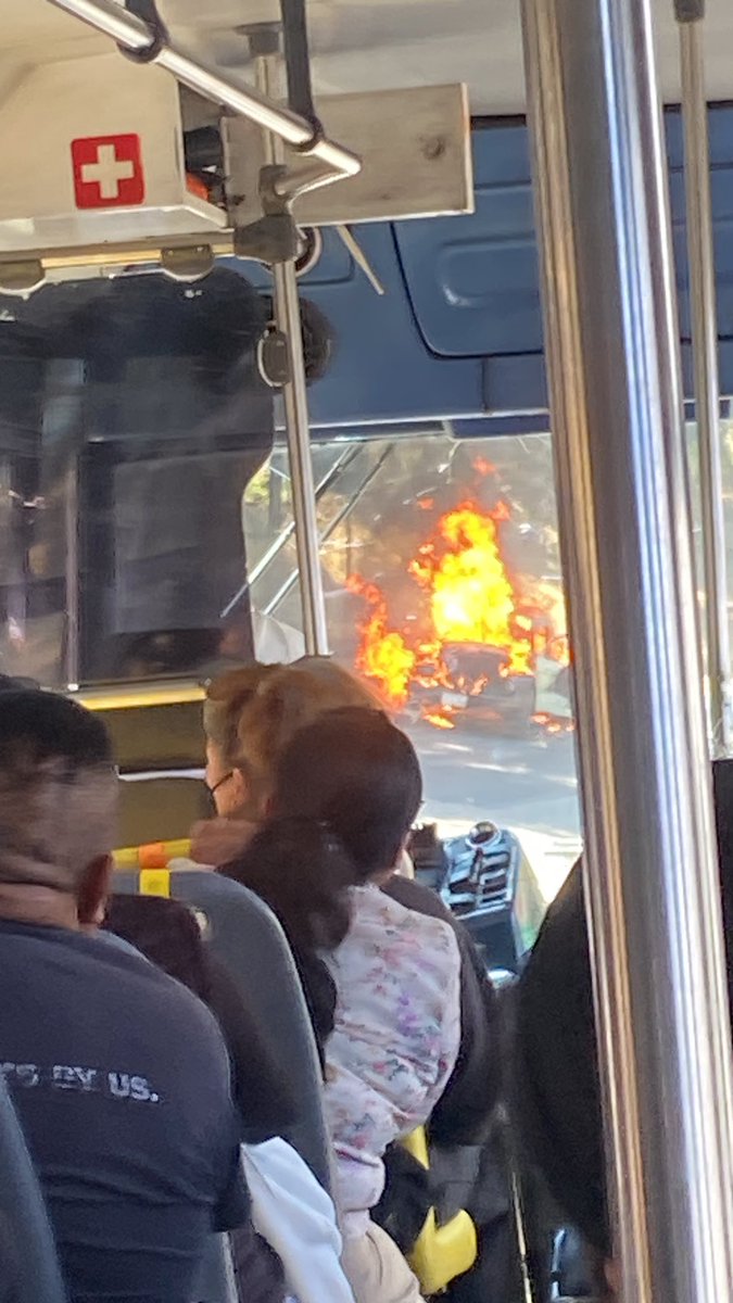 NorbertoMarlene's tweet photo. Se incendio un carro por el km 25 carretera federal a Cuernavaca @TlalpanVecinos https://t.co/DXV4u3xjZQ