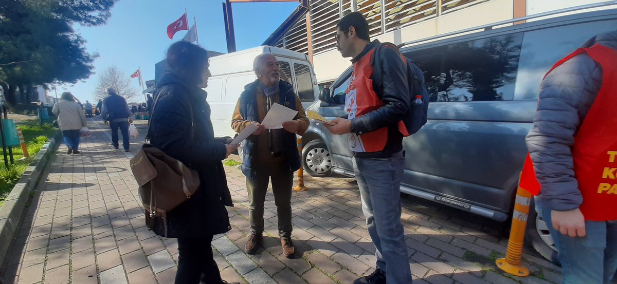bursatkp's tweet photo. Nilüfer belediye başkan adayımız Gülsev Dirik bugün Konak mahallesi pazarındaydı. Zübüklerden kurtulmak için #oylarTKPye! https://t.co/x50GCxtNR9