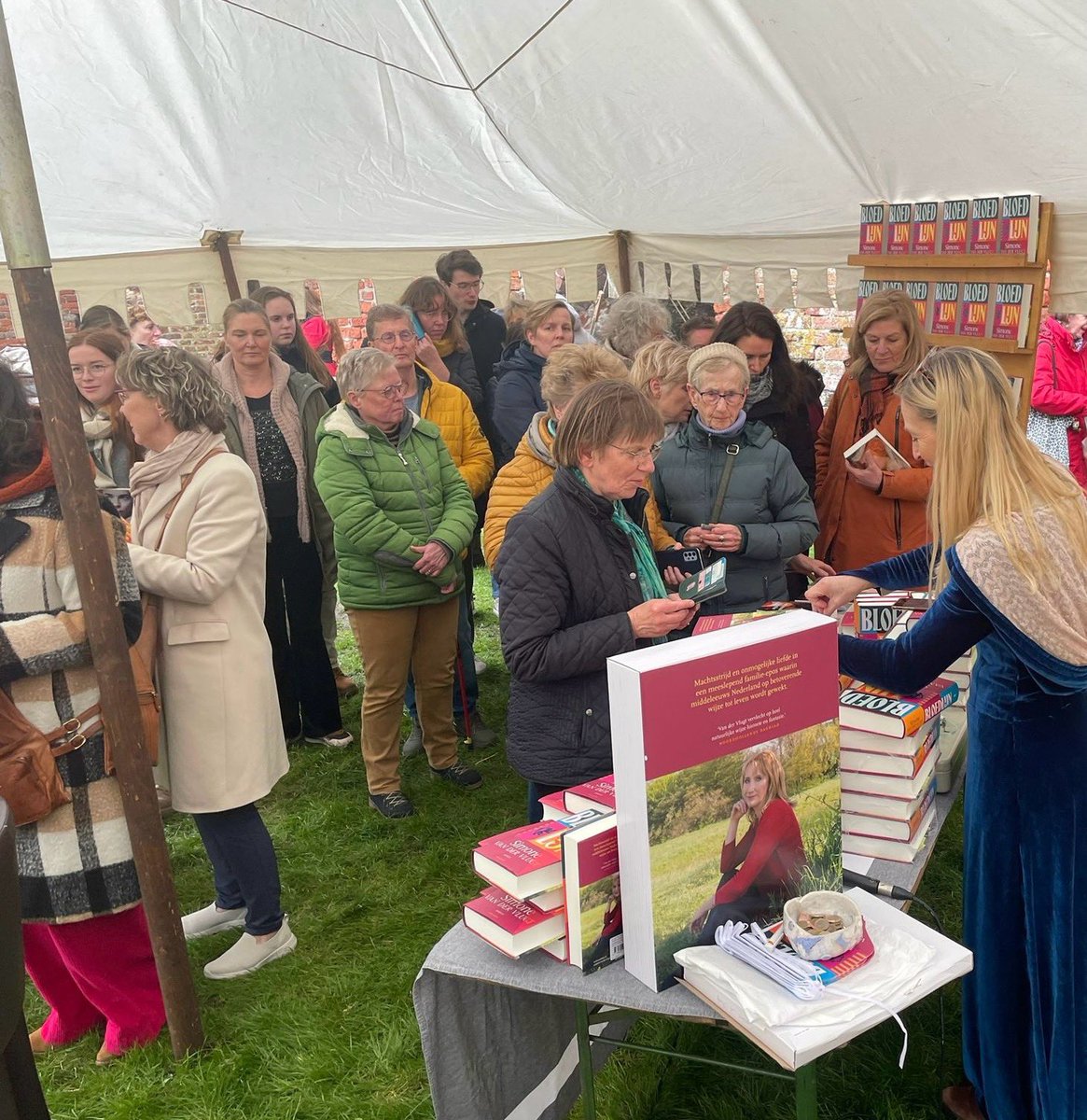 Wat een feest rond Bloedlijn vanmiddag bij Slot Teylingen. Er werd prachtig harp gespeeld, middeleeuwers oefenden hun ambacht uit, ik werd geïnterviewd én ik kreeg les in boogschieten. @SlotTeylingen