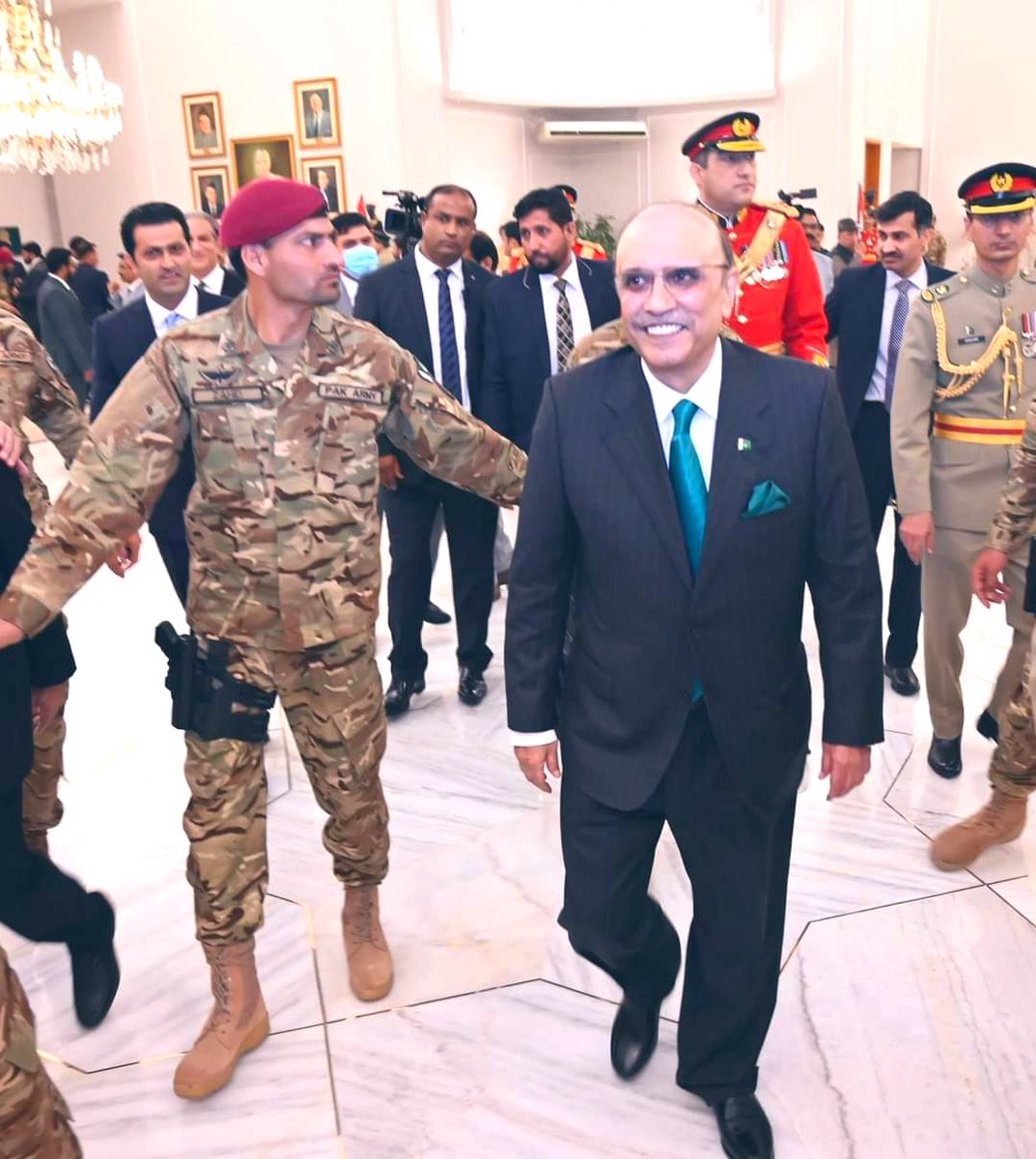 SaminaAZardari's tweet photo. وہ فخر ذوالفقار ہے
وہ صدر ذی وقار ہے
وہ عزم بے نظیر ہے
وطن کا افتخار ہے
صدر زرداری❤️
#AsifAliZardari 
#PresidentAAZardari
@BBhuttoZardari 
@BakhtawarBZ 
@FaryalTalpurPk https://t.co/hRFsCK8McR