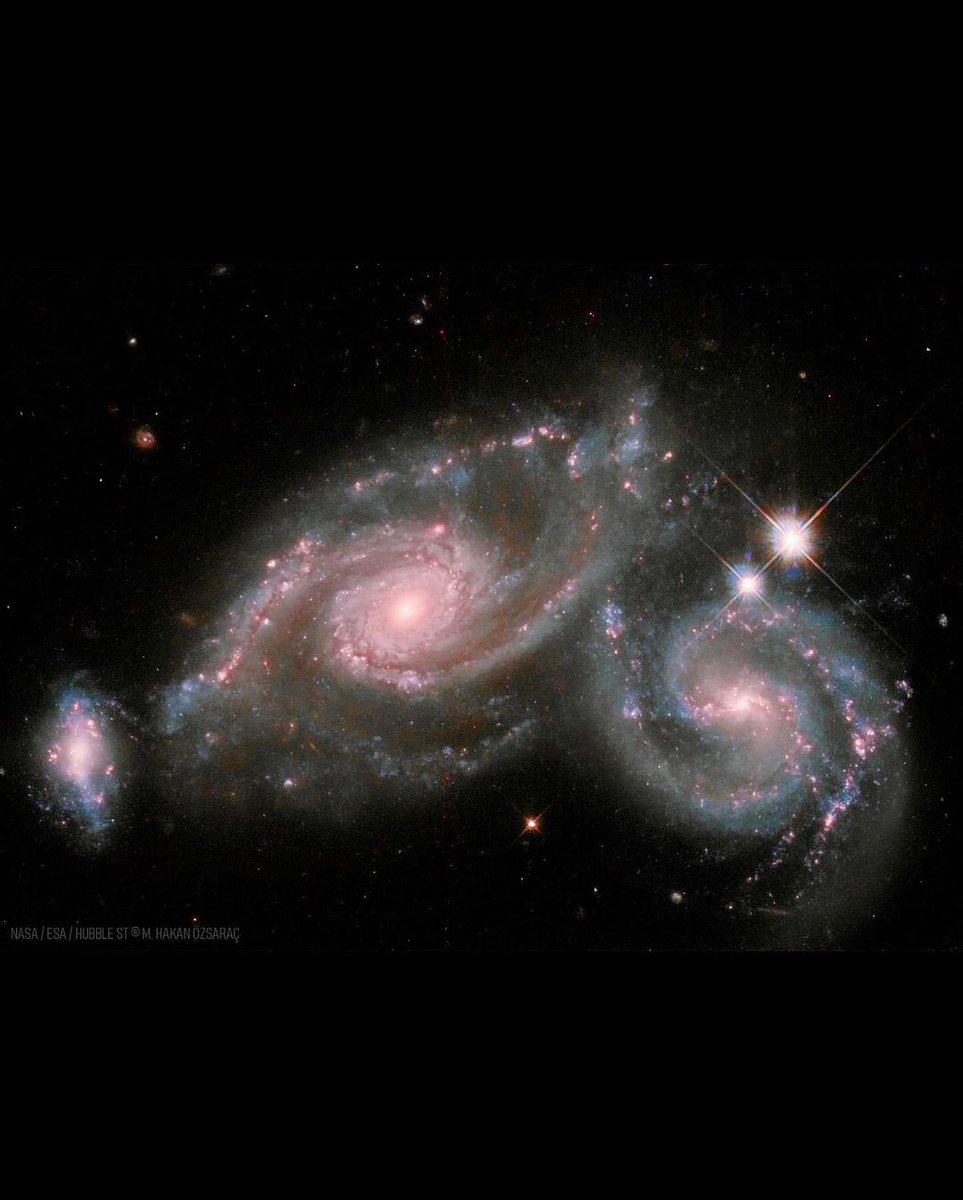 Arp 274 örtüşen üç galaksi 🌌 Arp 274, biraz farklı mesafelerde olsalar da, görüntüde kısmen örtüşüyor gibi görünen üç gökadadan oluşan bir sistemdir. Bu galaksilerden ikisinin sarmal şekilleri çoğunlukla bozulmamış görünüyor.  Üçüncü gökada (en solda) daha kompakttır, ancak