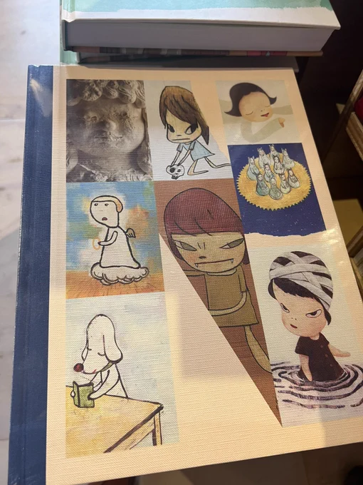 MoMAの売店に奈良美智さんの画集があったので購入
作りが昔の美術の教科書みたいでいい 