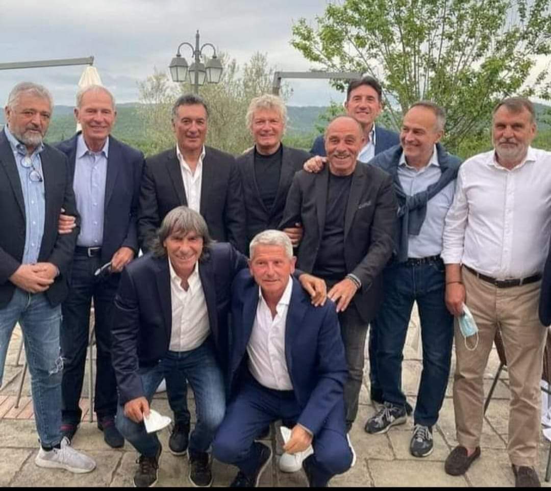 1982 Dünya Kupası sahibi İtalyan milli takımı. Sol baştaki Altobelli, ortada beyaz saçlı Antognoni, en sağda Tardelli, oturan soldaki Conti. Diğerlerinden çıkarabildiğiniz var mı? #Wc1982 #Italia