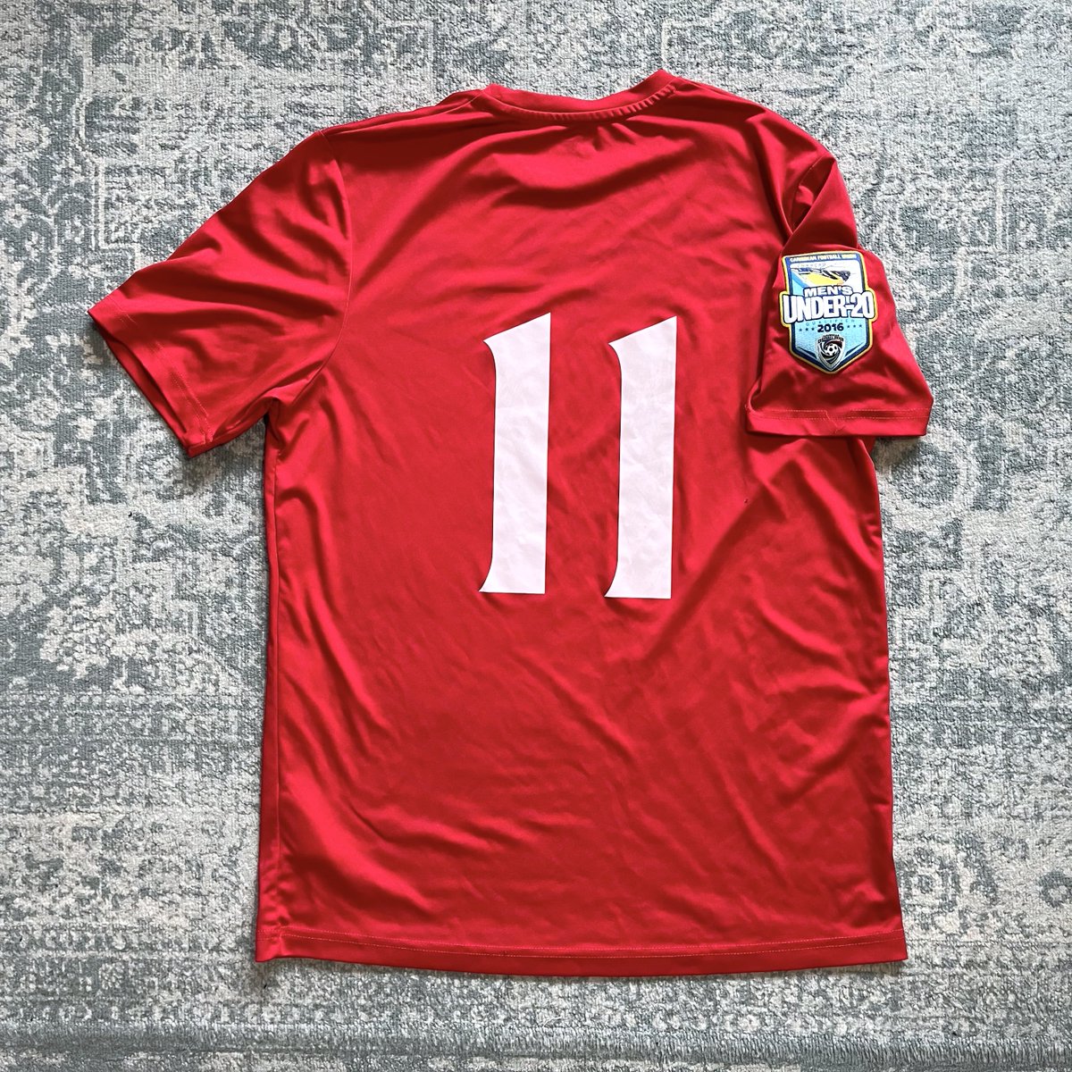 Trinidad & Tobago 🇹🇹 The world’s most boring football shirt – with the most spectacular sleeve patch! Worn by Kareem Riley in the final qualifying round for the 2017 CONCACAF U-20 Championship, which took place in Curaçao in 2016. More: worldshirts.net/post/trinidad-…