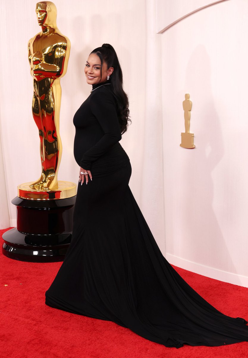 SeriesUpdateFR's tweet image. Vanessa Hudgens annonce sa grossesse sur le tapis rouge des #Oscars.