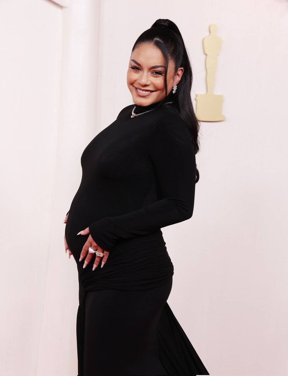 SeriesUpdateFR's tweet image. Vanessa Hudgens annonce sa grossesse sur le tapis rouge des #Oscars.