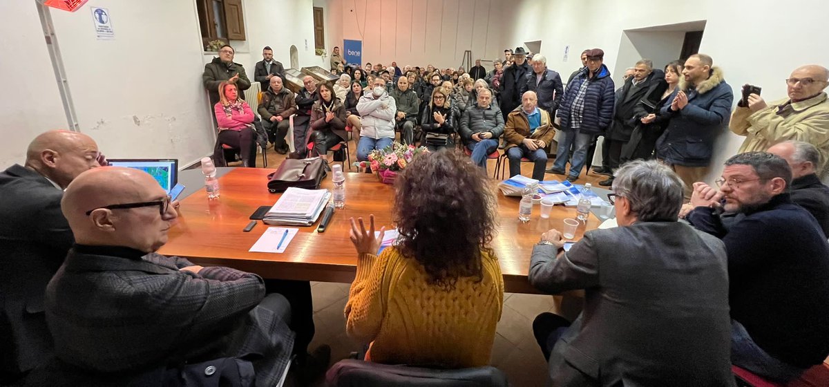 francomaldonato's tweet photo. Ciò che mi ha colpito,ieri sera a Rivello,è stata la fierezza di quella comunità nel rivendicare il diritto a preservare l’eredità ricevuta e a trasmetterla alle future generazioni,cautelandole dall’aggravio del debito pubblico e dai veleni (chimici e spirituali) del cd sviluppo. https://t.co/EZ9S05vu7N