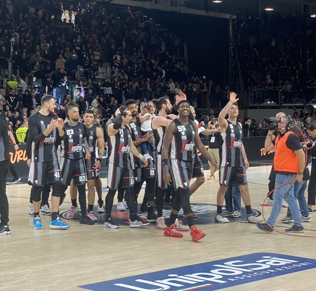 Stasera vado a letto con il sorriso di Awudu, come volevasi dimostrare squadra più viva che mai.
Sulle mamme di Mirotic e Napier non mi esprimo, vi chiedo solo di star vicino a questi ragazzi fino alla fine di questa stagione pazzesca 🙏🖤🤍
#VirtusOlimpia