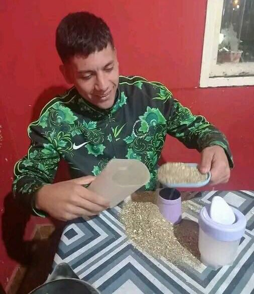 “Dale serví para algo y ceba unos mates”
Yo: