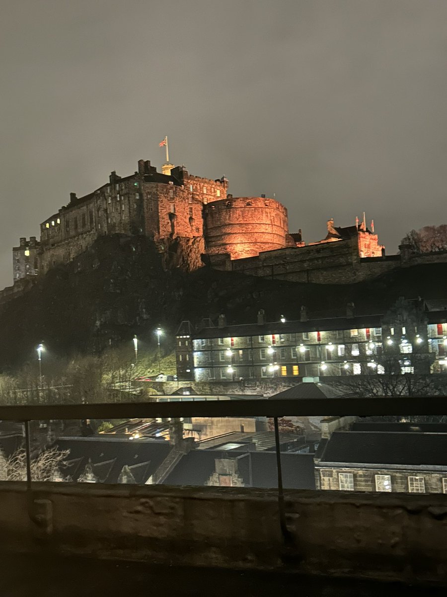 MarionETodd's tweet photo. Edinburgh castle looking pretty fab tonight. https://t.co/QW9FdeCx30
