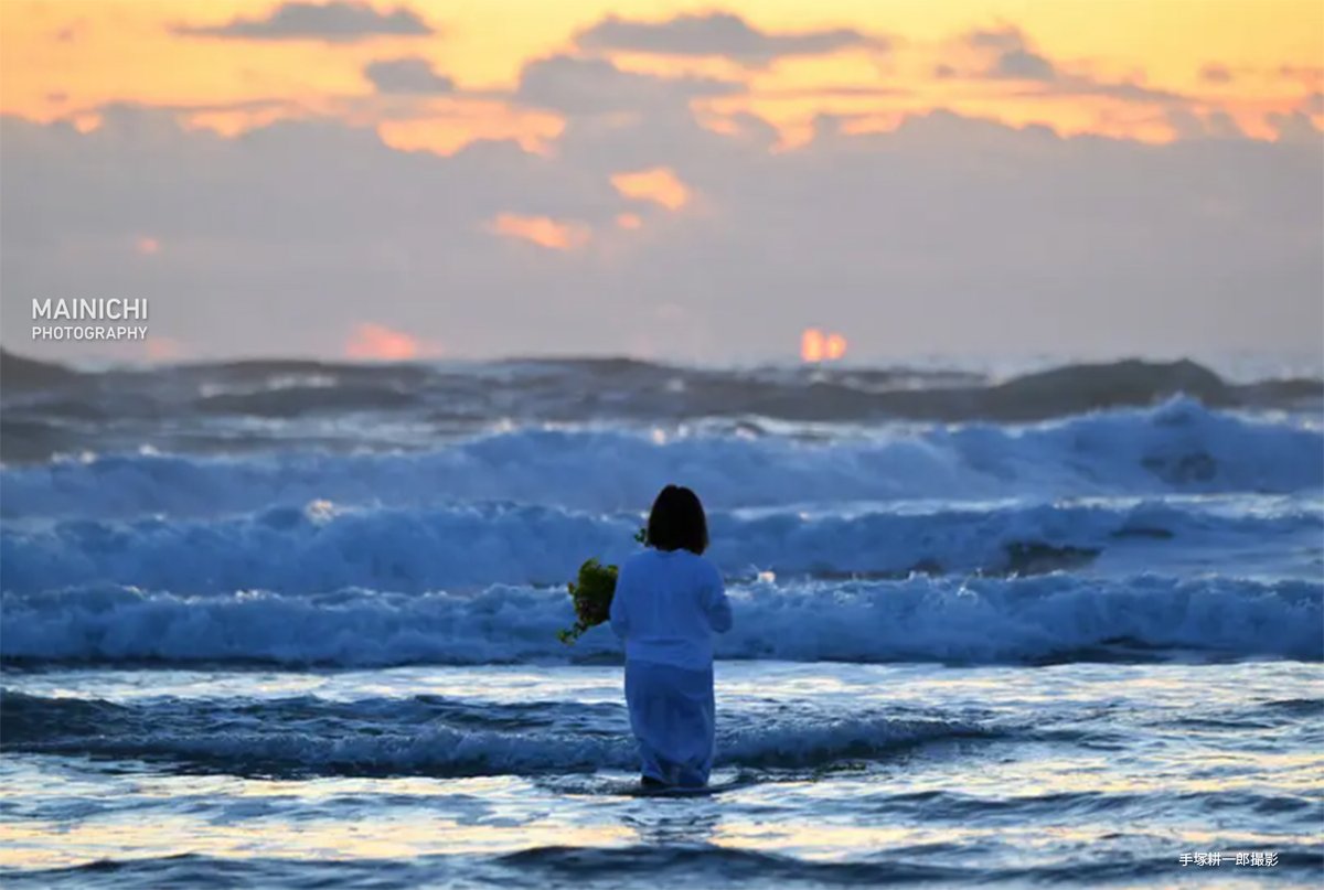 mainichiphoto's tweet photo. #東日本大震災 から１３年
写真は福島県いわき市の薄磯海岸で祈りを捧げる女性

写真特集で現地の朝をhttps://t.co/UzsiMJB23E https://t.co/60QFGQctDz