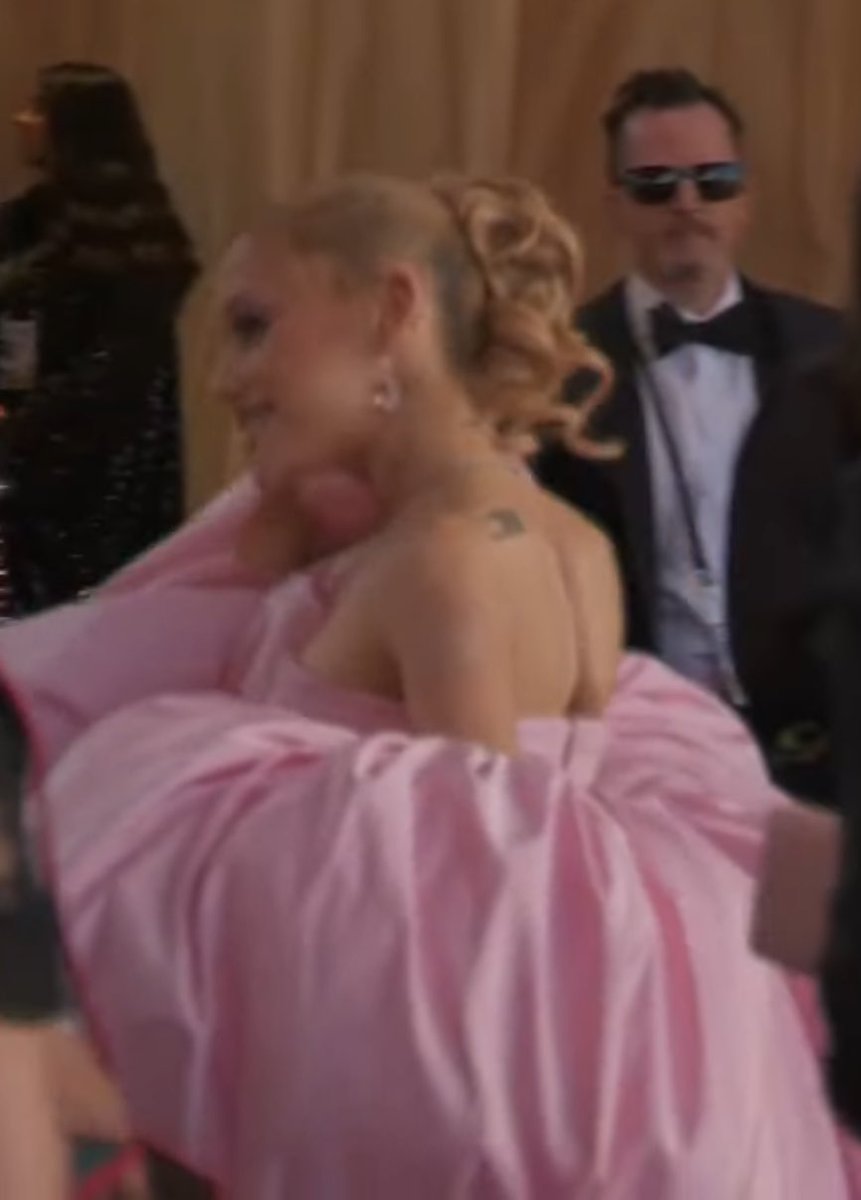 GrandeTourNews's tweet image. Ariana has arrived! #Oscars