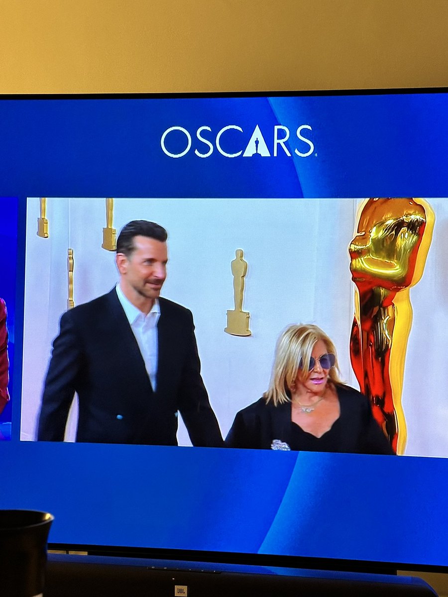 cesitar_jr's tweet photo. El actor de Charlie y la fábrica de chocolate no era @RealChalamet ?? #Oscars2024 #RedCarpet https://t.co/szCyVtX01h