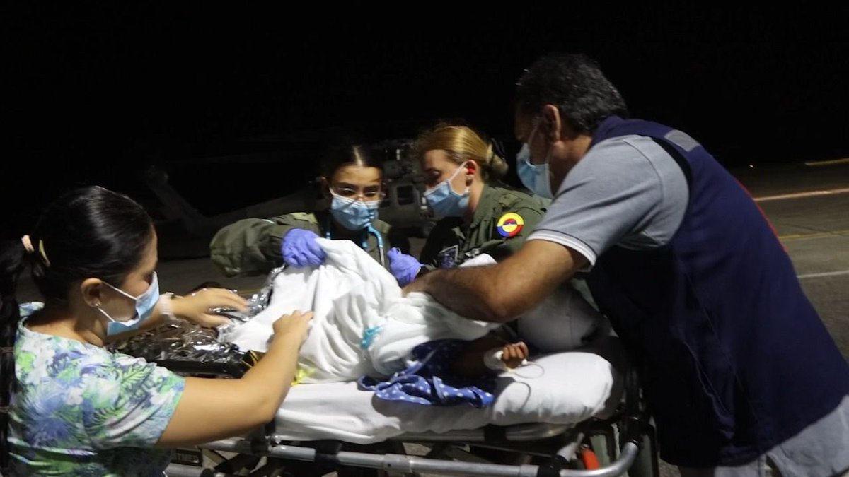 FuerzaAereaCol's tweet photo. Menores indígenas en grave estado de salud fueron transportados por un helicóptero BlackHawk de su #FuerzaAeroespacial🇨🇴 desde #Puerto Gaitán hacia #Villavicencio, para recibir atención que permitiera salvar sus vidas.

▶️ https://t.co/3EG9MwxUp0

#ProtegemosLaVida 
#CACOM2 https://t.co/w5VqYoaxu3