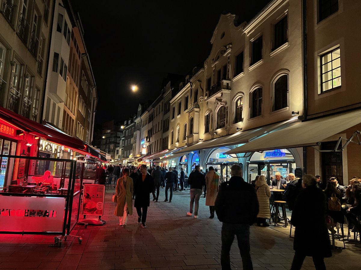 'Düsseldorf impresses with boundary-pushing architecture, zinging nightlife and an art scene to rival many higher-profile cities.' (Lonely Planet). After his long journey from DC to Germany, Bruce share's this lovely day-in-the-life Düsseldorf scene. #prowein2024