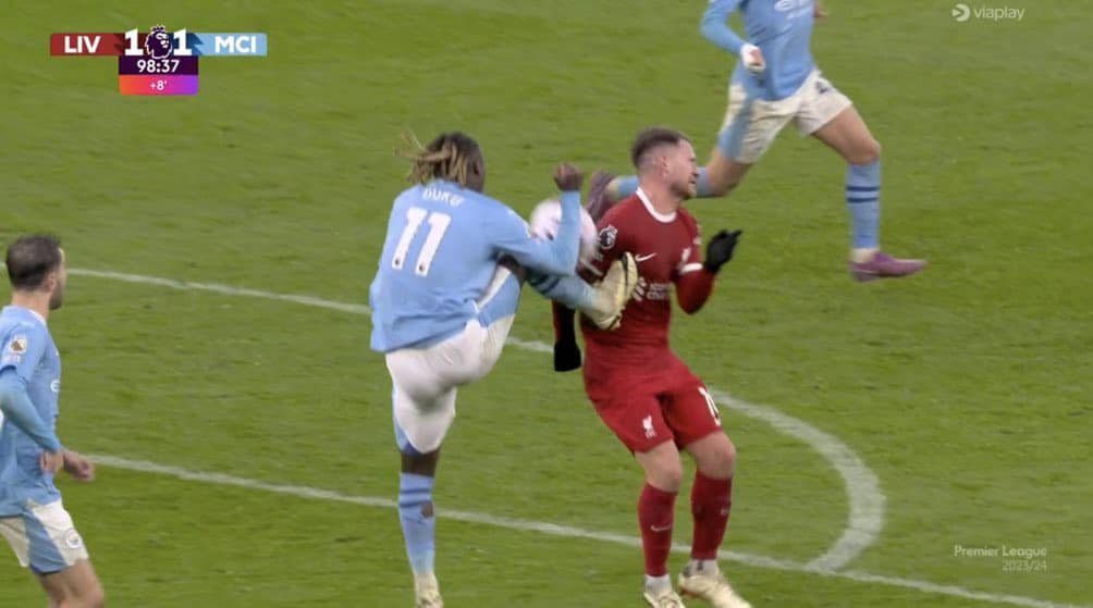 How this wasn't given as a foul, I do not know !!
#LiverpoolManchesterCity #VAR #football #premiership