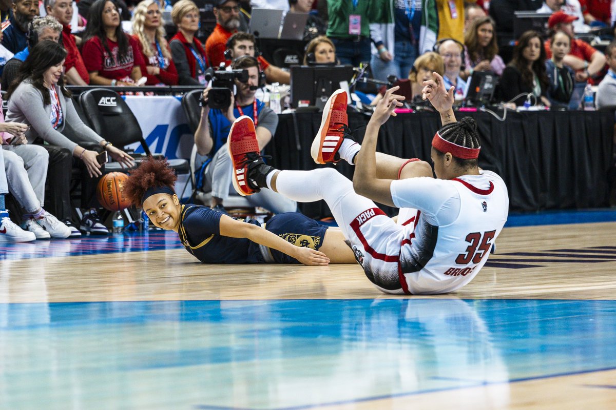 ndwbb's tweet photo. THIS MOMENT >>>

#GoIrish☘️ https://t.co/xevDoGEtY3