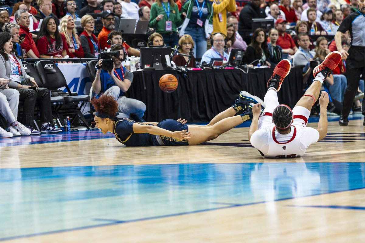 ndwbb's tweet photo. THIS MOMENT >>>

#GoIrish☘️ https://t.co/xevDoGEtY3