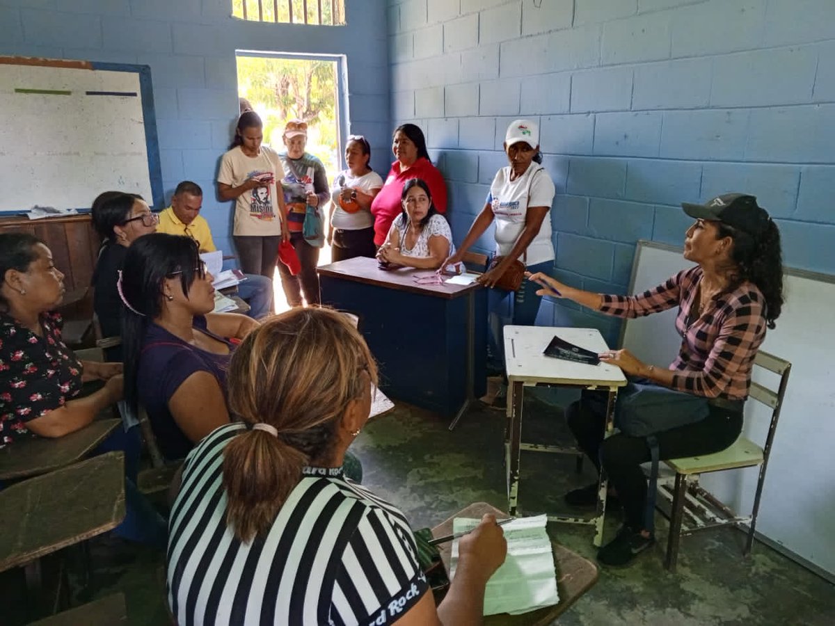 CDCESucre's tweet photo. ¡Amor y Acción!*

Despliegue de Amor en la  E.B. "Petra María Gómez" de la comunidad de Agua Santa, perteneciente a la Base de Misiones San Agustín parroquia San Juan 2; donde se hizo entrega de uniformes y bolsos escolares, además de zapatos para los estudiantes.
@NicolasMaduro https://t.co/mGkIcItgYl