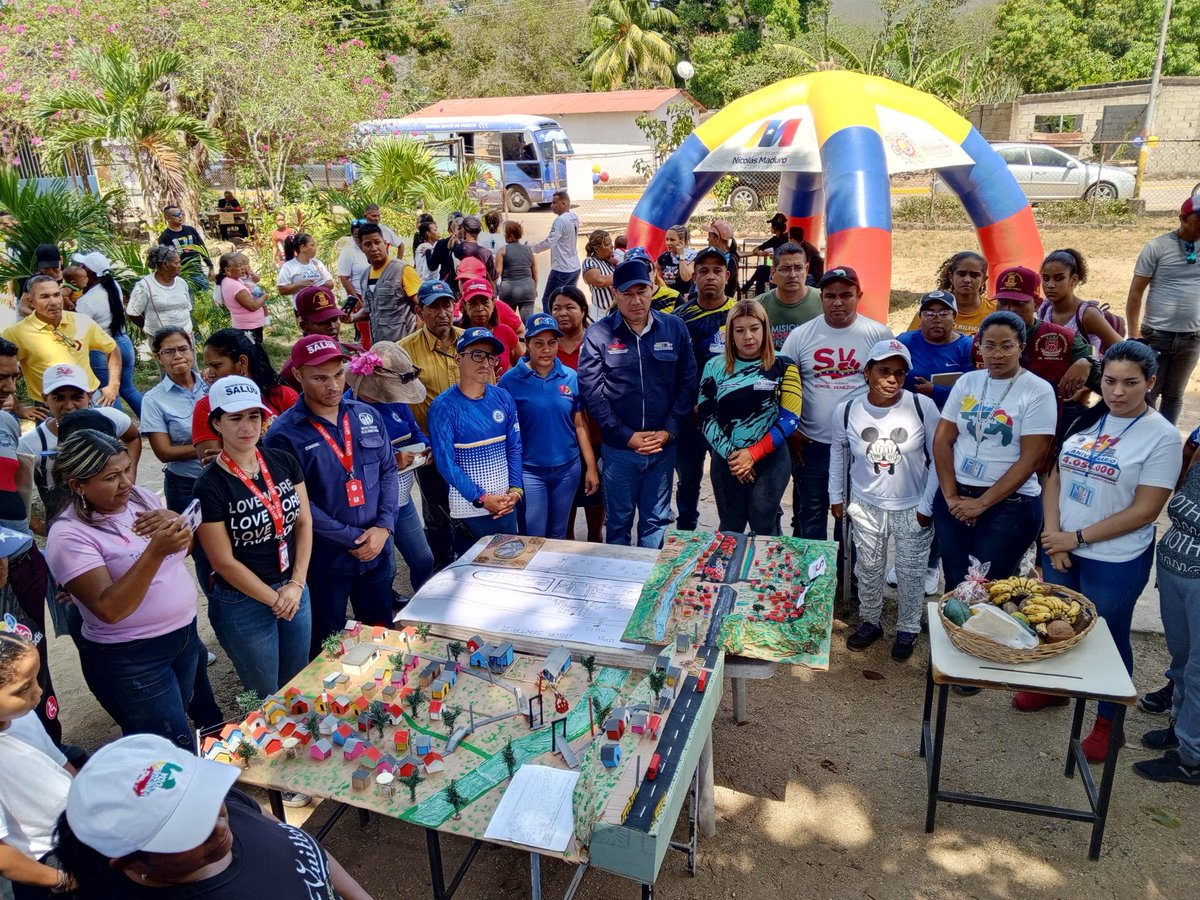 CDCESucre's tweet photo. ¡Amor y Acción!*

Despliegue de Amor en la  E.B. "Petra María Gómez" de la comunidad de Agua Santa, perteneciente a la Base de Misiones San Agustín parroquia San Juan 2; donde se hizo entrega de uniformes y bolsos escolares, además de zapatos para los estudiantes.
@NicolasMaduro https://t.co/mGkIcItgYl