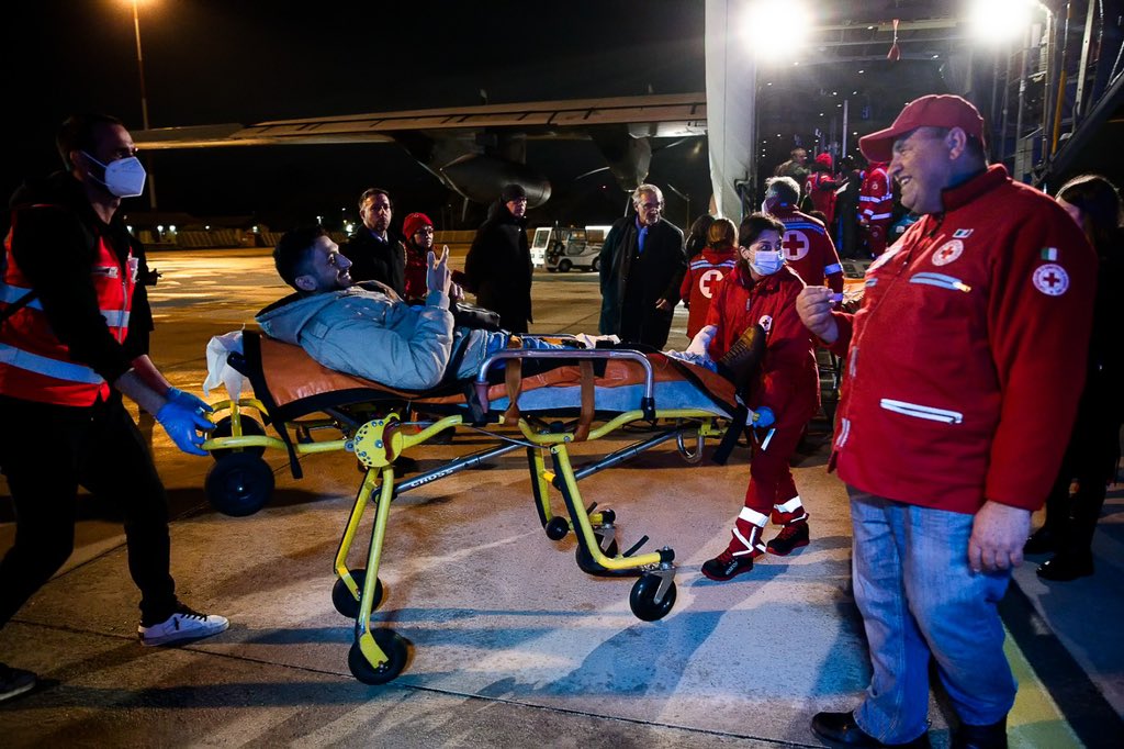 A new medical evacuation flight carrying civilians from #Gaza landed in #Rome today. Min. @Antonio_Tajani 🗣️ “Proud of the operations recently carried out by the MFA Crisis Unit in cooperation with @MinisteroDifesa, which evacuated so far to 🇮🇹 85 civilians in need of treatment”