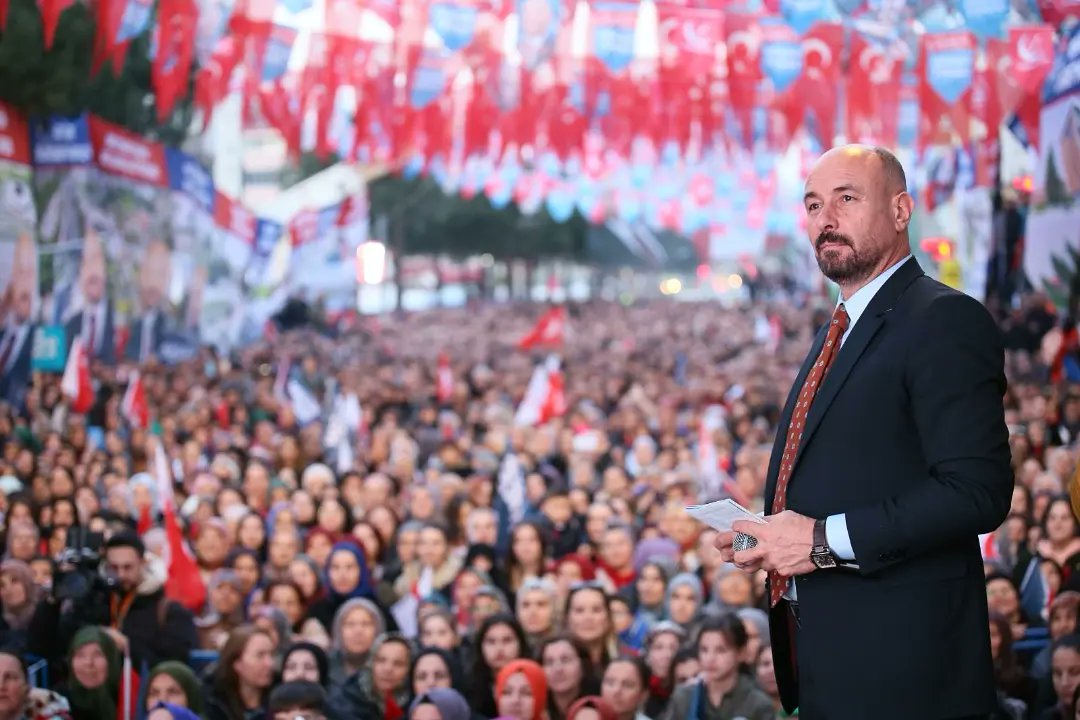 hasantogar's tweet photo. BEN SEVDAMI BIRAKMADIM, BIRAKMAM!❤️

Bir olduk, biz olduk. Tekkeköy tarihinde böyle bir kalabalık görmedi. Bugün ilçemiz adına büyük bir gurura şahitlik ediyoruz. Yediden yetmişe herkes hep bir ağızdan tek bir şarkıyı söylüyor. Tekkeköy... İşte bu ses, tüm Samsun'da bir kez daha en yüksek şekilde duyuluyor. 

10 yıl önce çıktığımız bu yolda her gün ilçemizi daha ileri götürmek adına çok değerli hizmetlere imza attık. Taşına, suyuna, toprağına sevdalı olduğumuz ilçemiz için her an her dakika ürettik, değer kattık.

Ve artık yeni bir yoldayız. İlçemize sahip çıkmak, sizinle birlikte aydınlık yarınlara el ele yürümek için buradayız.

Yeniden Refah Partisi İl Başkanımız Sn. İbrahim Yaşar, Yeniden Refah Partisi Samsun Büyükşehir Belediye Başkan Adayımız Sn. Adem Güney, Yeniden Refah Partisi İlçe Başkanımız Sn. Mustafa Durmuş Yıldırım, meclis üyesi adaylarımız, muhtarlarımız ve kıymetli hemşehrilerimizle birlikte yüreklerde buluşmak, sevdamızı gönüllerde yaşatmak için Seçim Koordinasyon Merkezi ve Toplu Açılış Törenimizde müthiş bir coşku ve harika bir kalabalık ile bir araya geldik.

Biz bu ilçe çok büyük emekler verdik. Her gün kalbimizdeki aşkla, sevdayla, sevgiyle insanlarımızın kalplerine, yüreklerine dokunduk. Bu coşku ve kalabalık ile  görüyoruz ki herkesin gönüllerine girmişiz. 31 Mart'ta zaferimizi kazanarak hep birlikte yeniden tarih yazacağız.💪

Bir kez daha söylemek istiyorum ki ''Ben sevdamı bırakmadım, bırakmam...'''

Hep birlikte nice güzel günlere yürümek dileğiyle...

Tüm hemşehrilerimize gösterdikleri coşkudan dolayı tüm kalbimle teşekkür ederim.