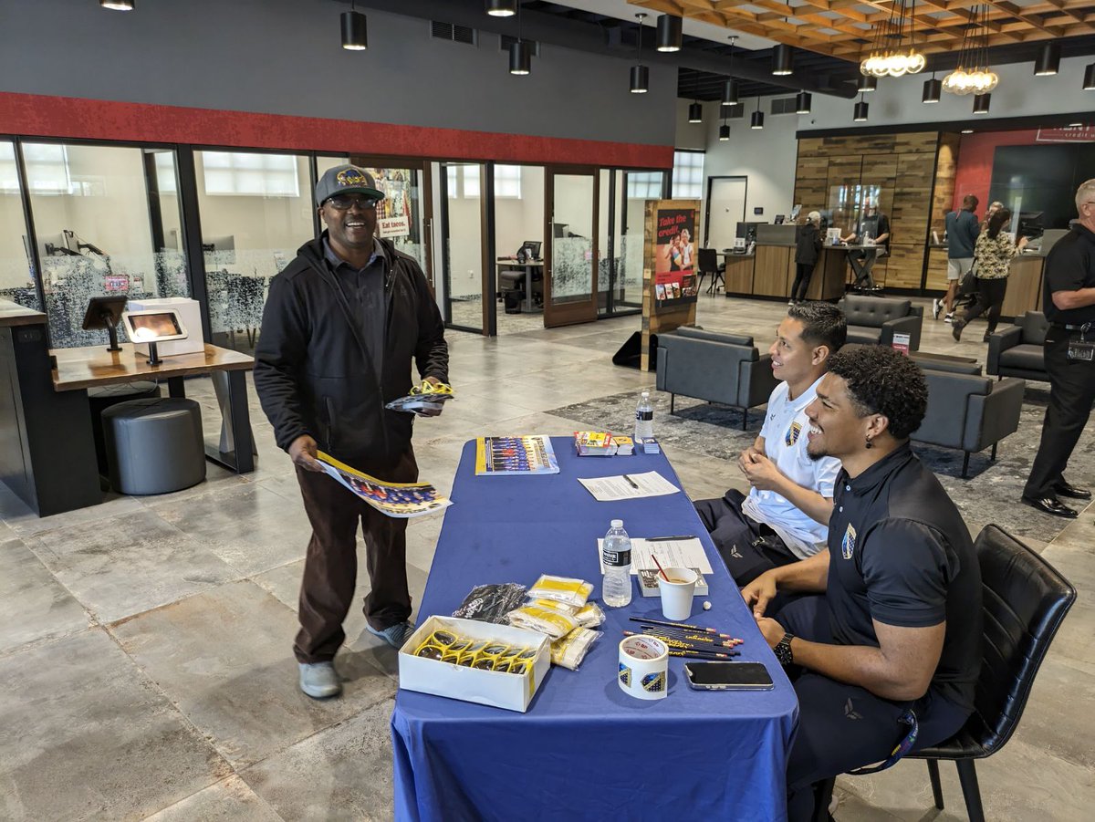 SanDiegoSockers's tweet image. In The Community // @FrontwaveCU 
We had our first Community PopUp on Wednesday at the #FrontwaveCU Fire Mountain Branch.

Look for our next PopUp on March 14, 12-1pm at the #FrontwaveCU Escondido Branch at 1645 S Centre City Pkwy!

#SockersMDL
#SockersCommunity
#MASLArena
