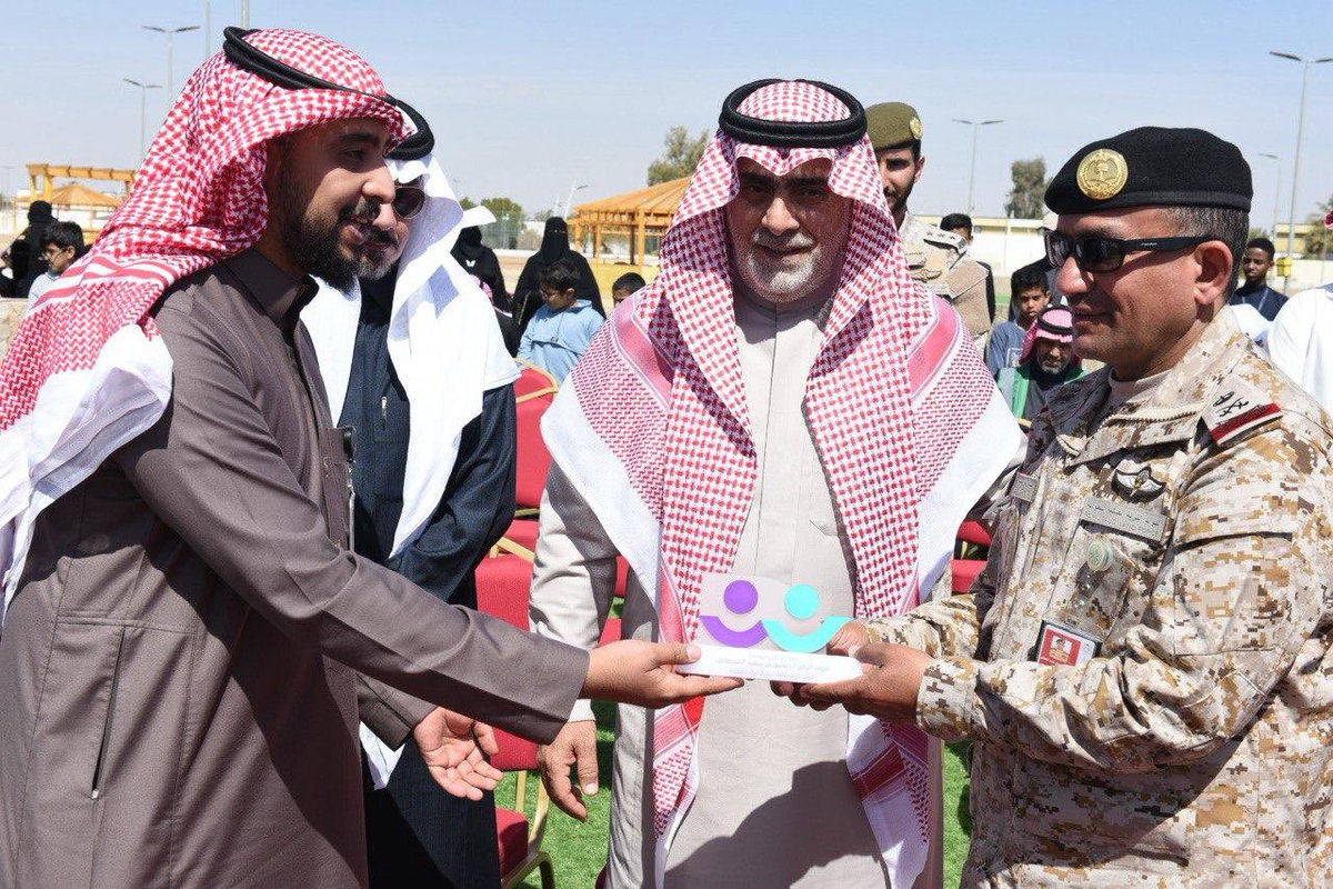 TabukVAs's tweet photo. شاركت جمعية تبوك للعمل التطوعي بالتعاون مع ادارة مدينة الملك عبدالعزيز العسكرية بمنطقة تبوك تدشين ( مبادرة غراس ) والتي تهدف الى زراعة خمسون ألف شتلة وذلك ضمن إحدى مبادرات المدن الصحية التي أطلقتها ادارة مدينة الملك عبدالعزيز العسكرية بتبوك في يوم الخميس 07/03/2024م.
وقد قدمت الجمعية ممثلةً بمديرها التنفيذي الاستاذ/مشاري المعلوي درع تذكاري لسعادة قائد المنطقة الشمالية الغربية اللواء الركن / حسين بن سعيد القحطاني.
مثمنين لهم جهودهم في تفعيل أحد أهم مجالات التطوع البيئي.
#تبوك
#العمل_التطوعي
#جمعية_تبوك_للتطوع