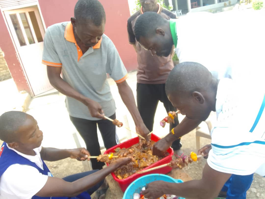 NKUGWAROSE's tweet photo. After a dedicated two-week walking endeavor, @walkers_uganda are set to culminate their efforts with a ceremonious goat roast today. Sincere appreciation is extended to the Samaritan who graciously donated a goat to the walkers in Lukaya town council. We express gratitude. 🙏🙏🙏 https://t.co/yRhjTl0t18