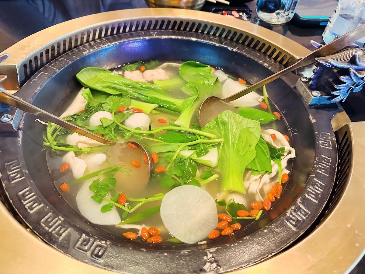 DrManisitDas's tweet photo. It's a hot pot kind of day!
#hotpot #carync #raleating #foodies #asianfood #ayce https://t.co/6WNCGFduBl