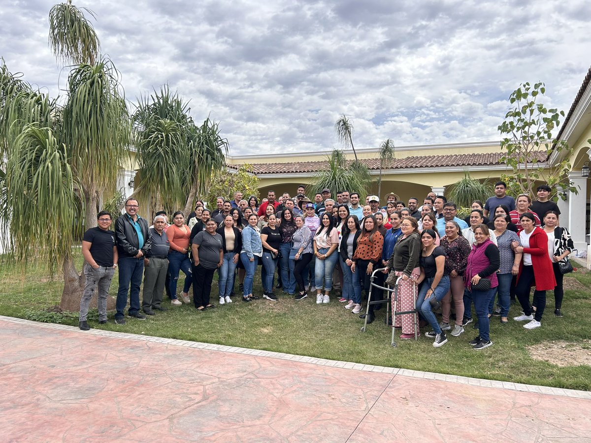 DraViridianaCa1's tweet photo. Agradezco la invitación de mis amigos y amigas del @pas_mx en el Sur de Culiacán, #PASamos un rato agradable, intercambiamos ideas y refrendamos nuestro compromiso de luchar con toda la fuerza 💪🏻 y el corazón 💜para construir un Sinaloa Mejor para todos;👇🏼 https://t.co/ZlWcqesekd