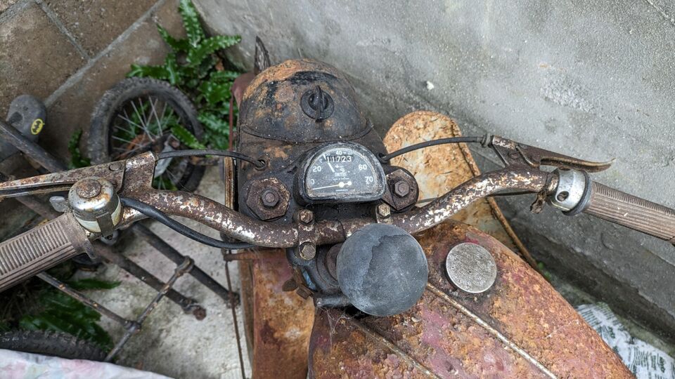 BarnFindsUK's tweet photo. Ad:  1960 BSA Bantam D1 125cc garage find
On eBay here -->> https://t.co/MDmh1VXb31

 #ClassicMotorcycles #MotorcycleRestoration #BSABantam #MotorcycleCollectors #GarageFind #MotorcycleEnthusiast #VintageMotorcycles https://t.co/jZkePxIl4O